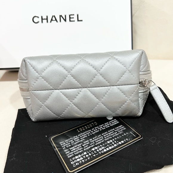 🔥🔥LiKe new Chanel Reissue Metallic Silver cosmetic Bag - Picture 9 of 9
